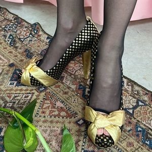 Dolce & Gabbana gold and black heels size 38 1/2